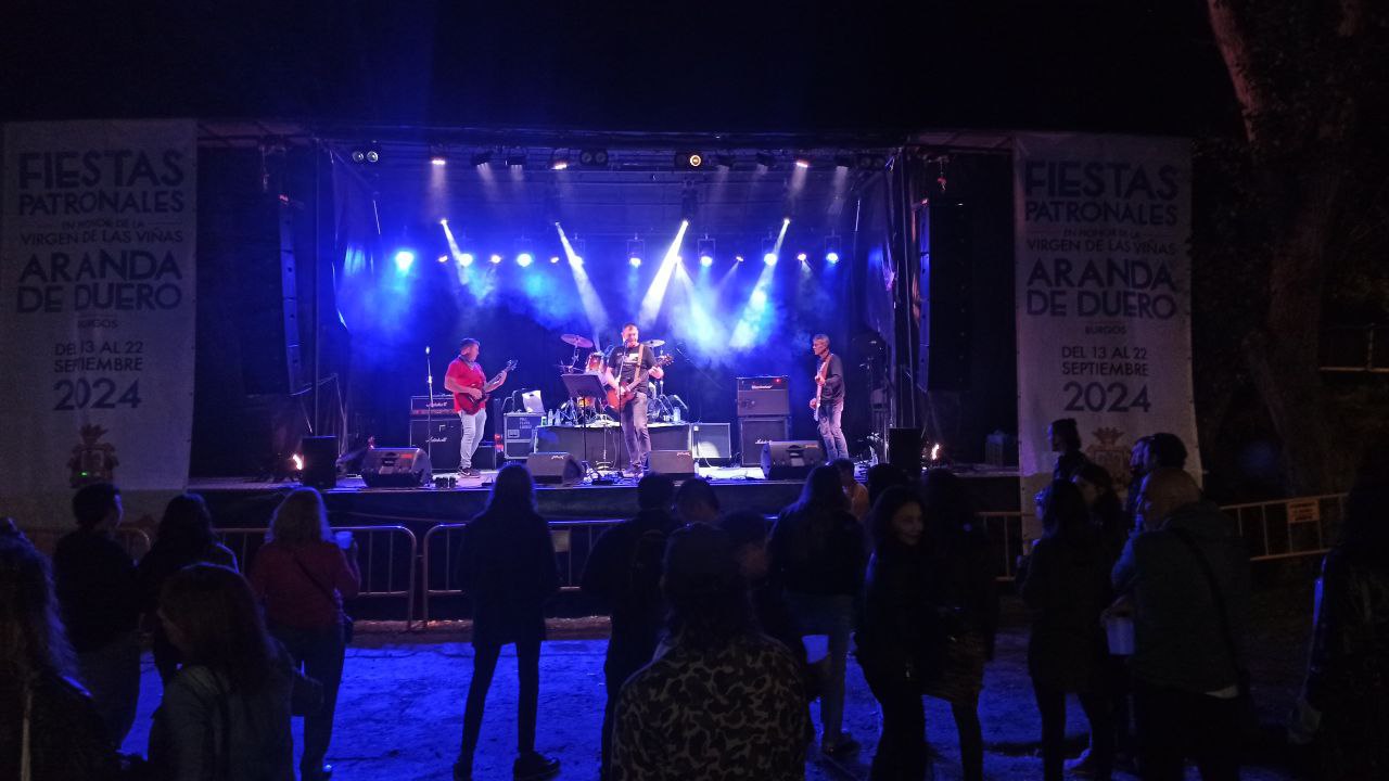 Concierto nocturno con iluminación de escenario